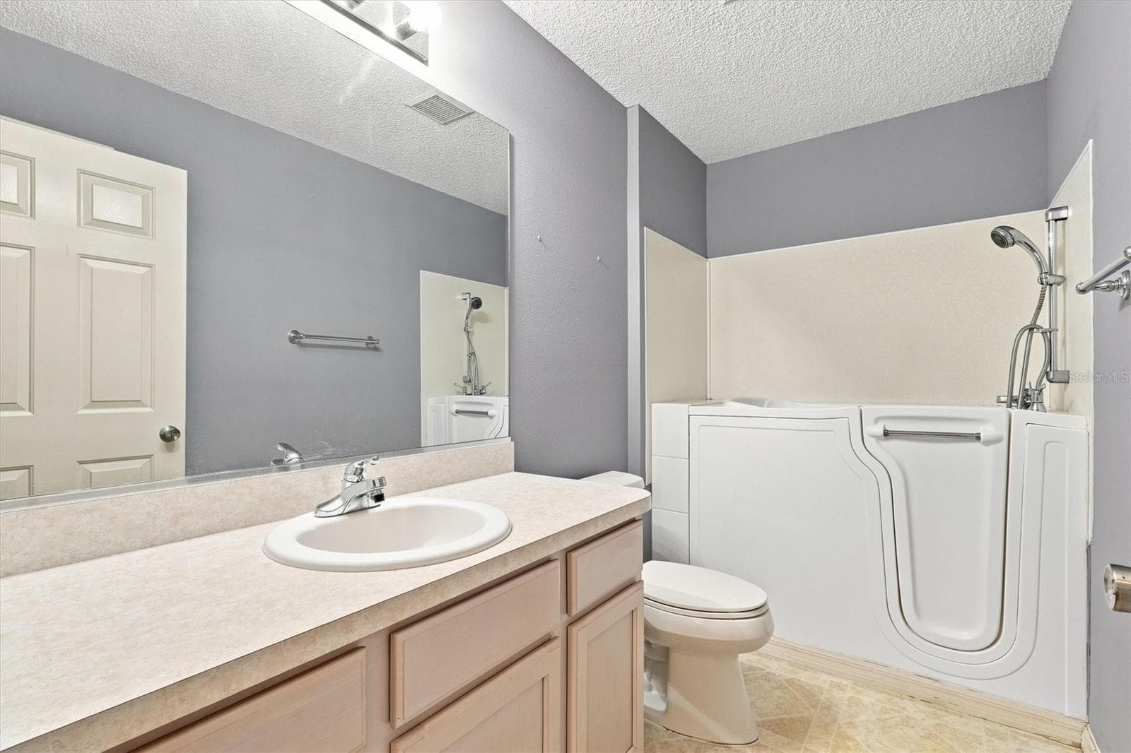 Bathroom 2 with Walk in Tub - 3565 IDLEWOOD LOOP, THE VILLAGES