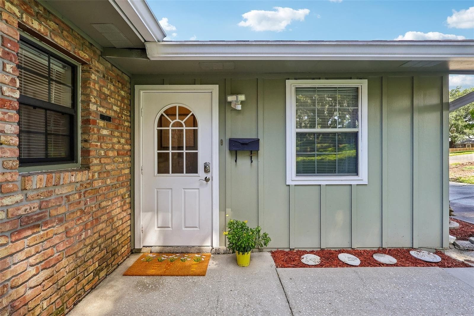 Guest Home/Apartment Entrance - 1460 GROVE ST, EUSTIS