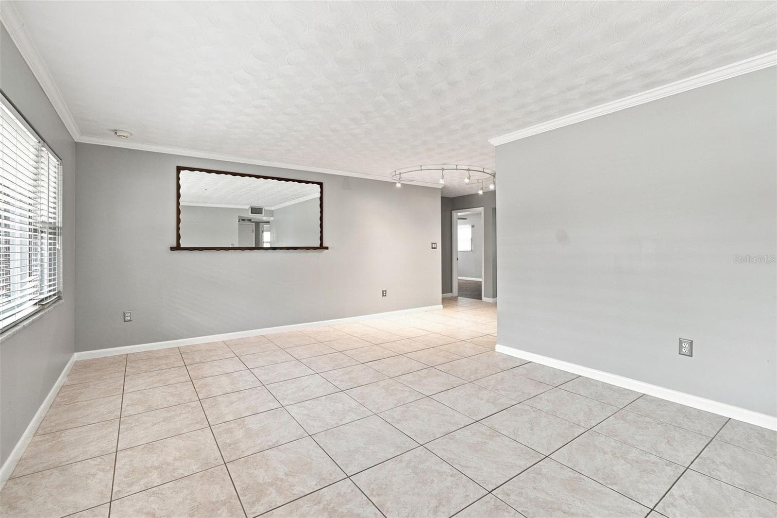 Single Family Residence at 526 S LARRY CIR, BRANDON, photo 6 of 46