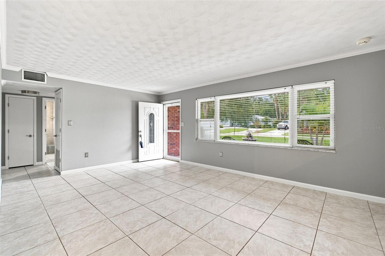 Single Family Residence at 526 S LARRY CIR, BRANDON, photo 7 of 46