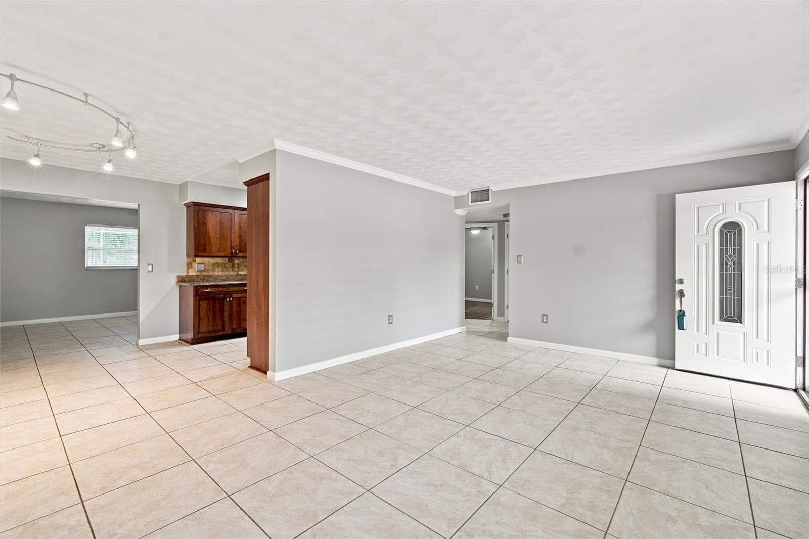 Single Family Residence at 526 S LARRY CIR, BRANDON, photo 8 of 46