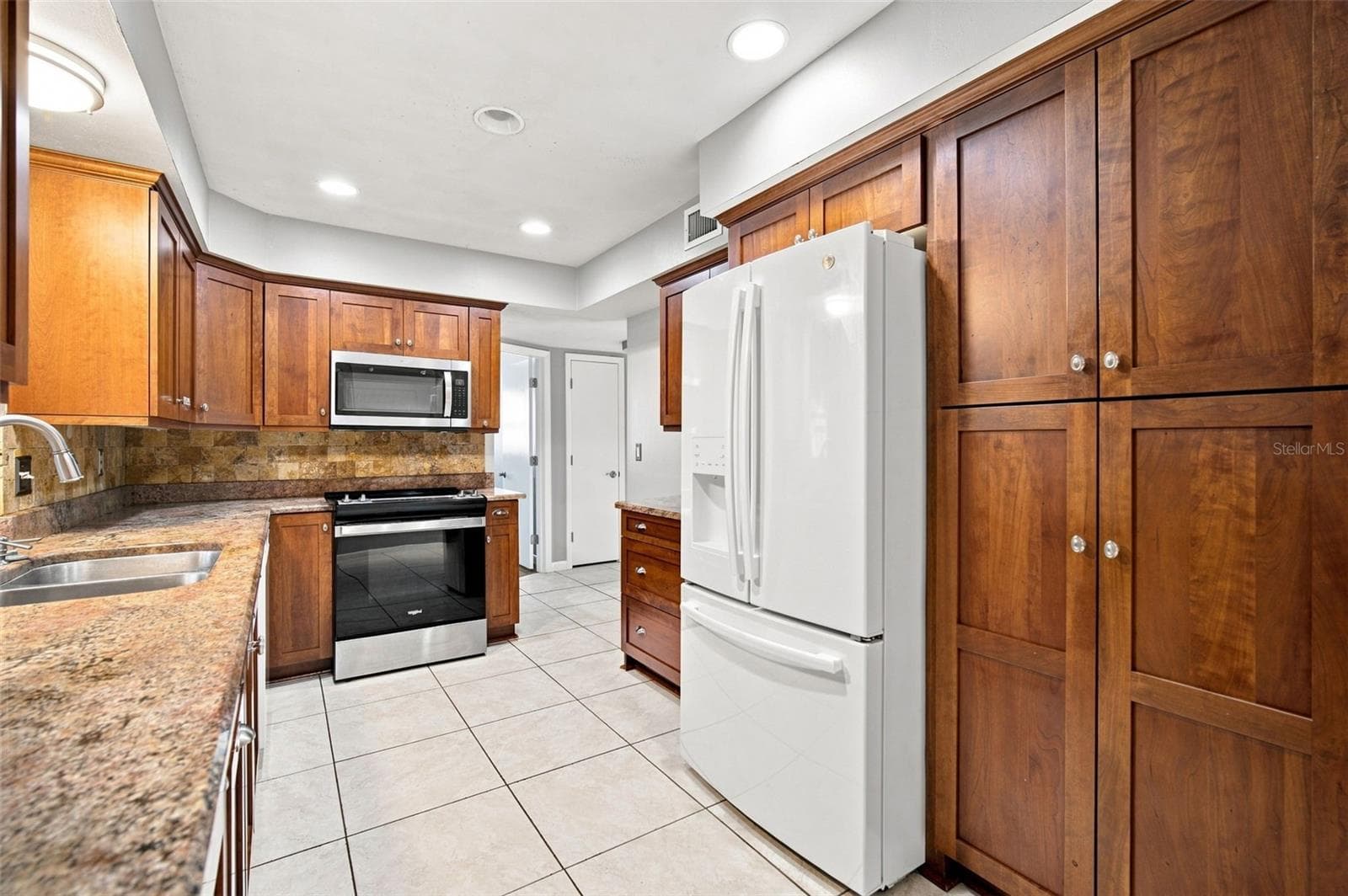 Single Family Residence at 526 S LARRY CIR, BRANDON, photo 9 of 46