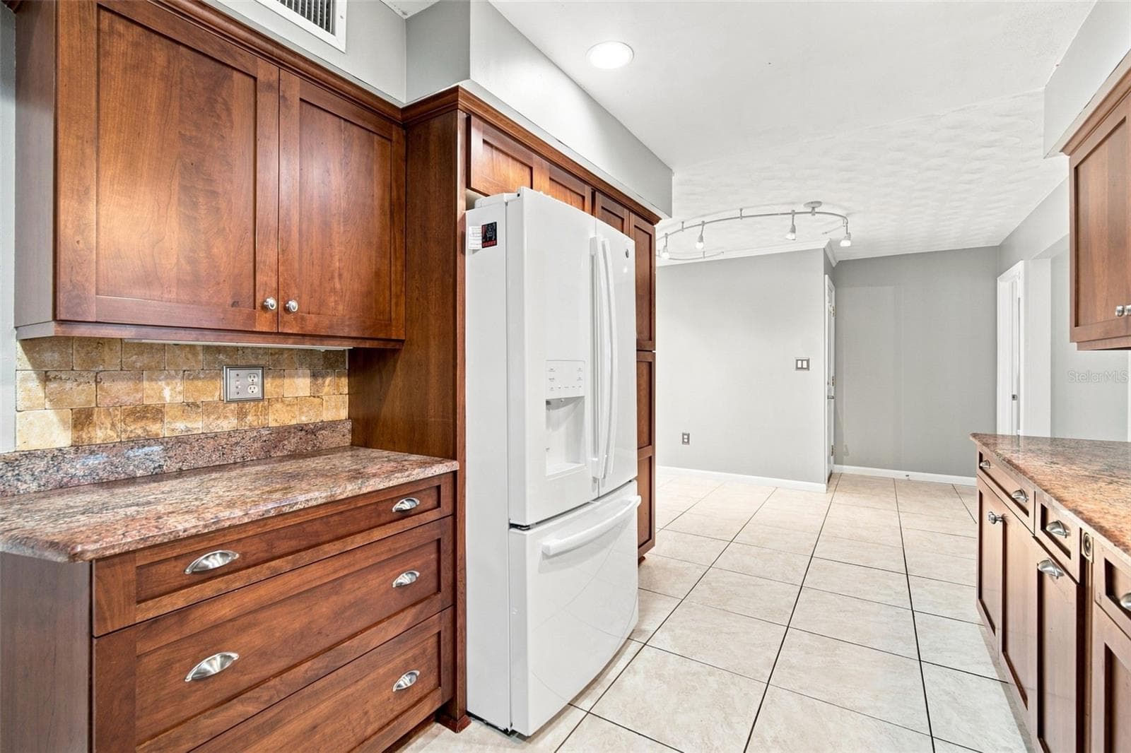 Single Family Residence at 526 S LARRY CIR, BRANDON, photo 13 of 46