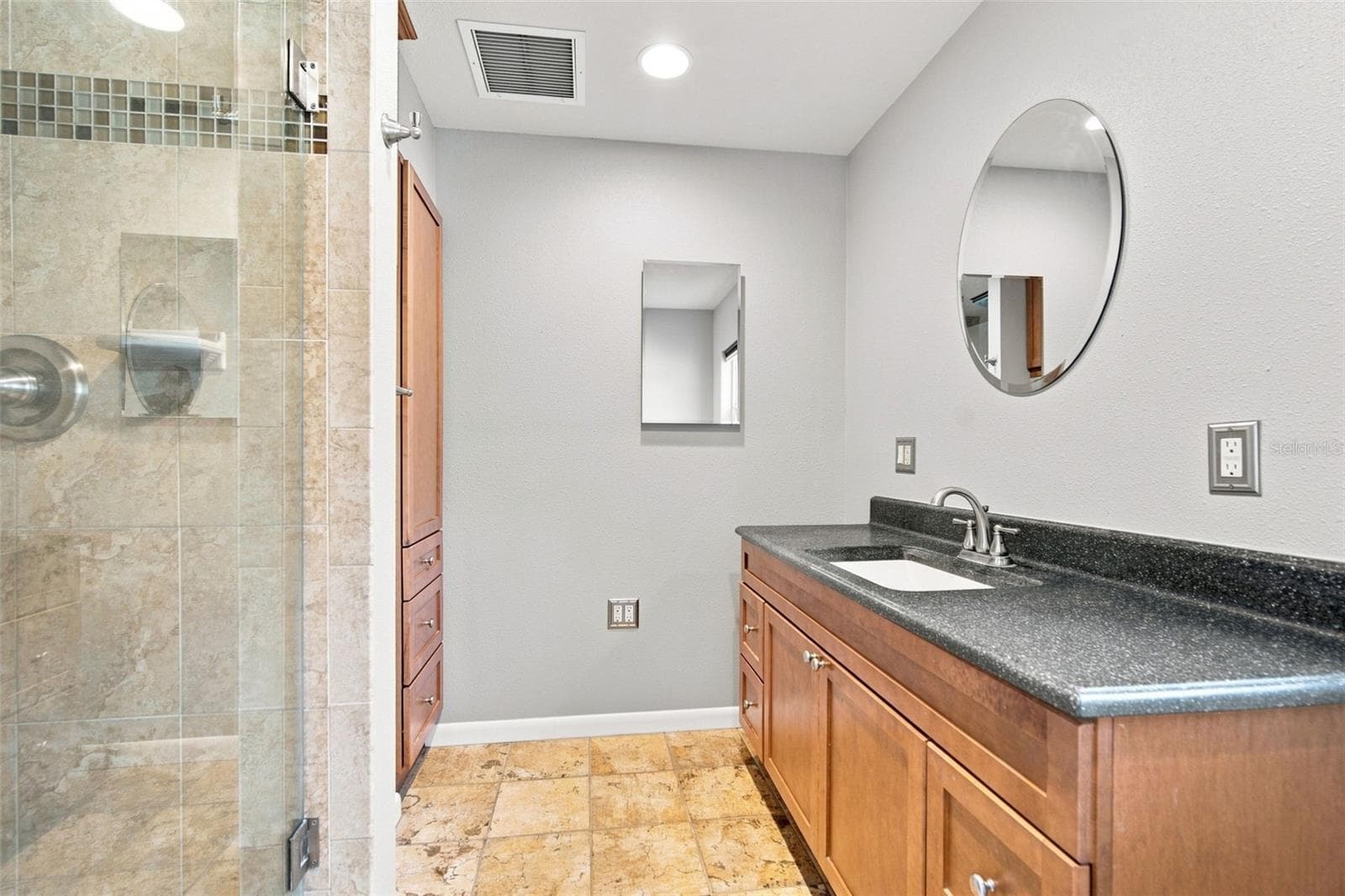Single Family Residence at 526 S LARRY CIR, BRANDON, photo 19 of 46