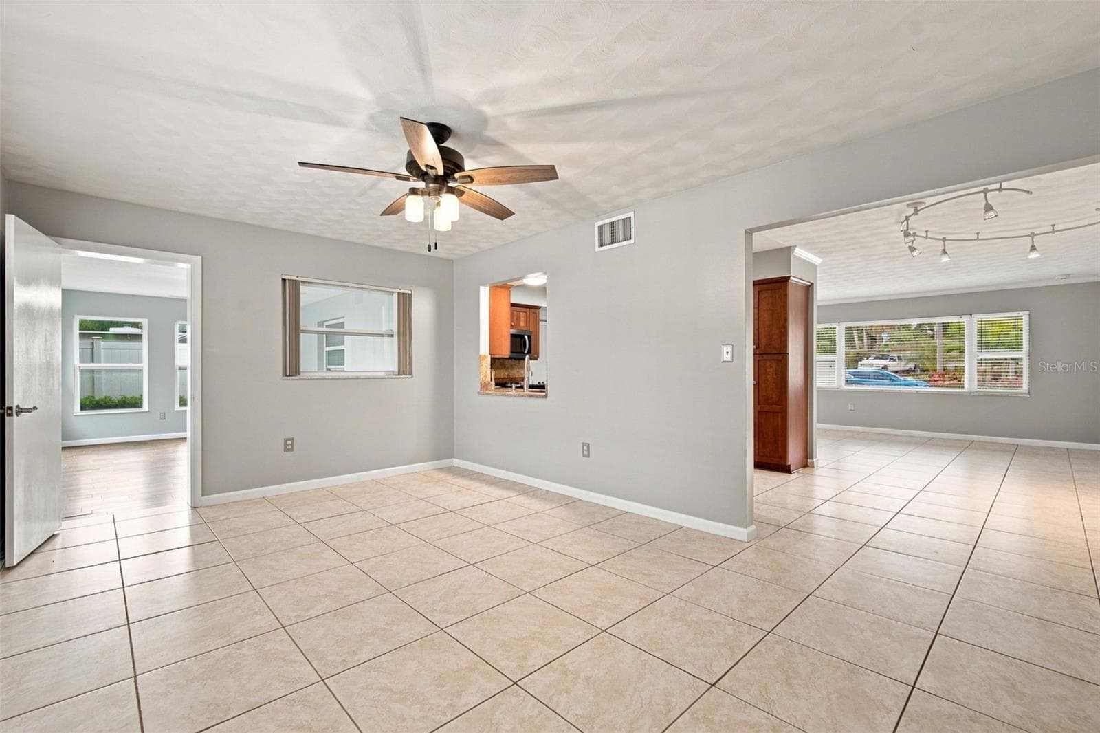 Single Family Residence at 526 S LARRY CIR, BRANDON, photo 25 of 46