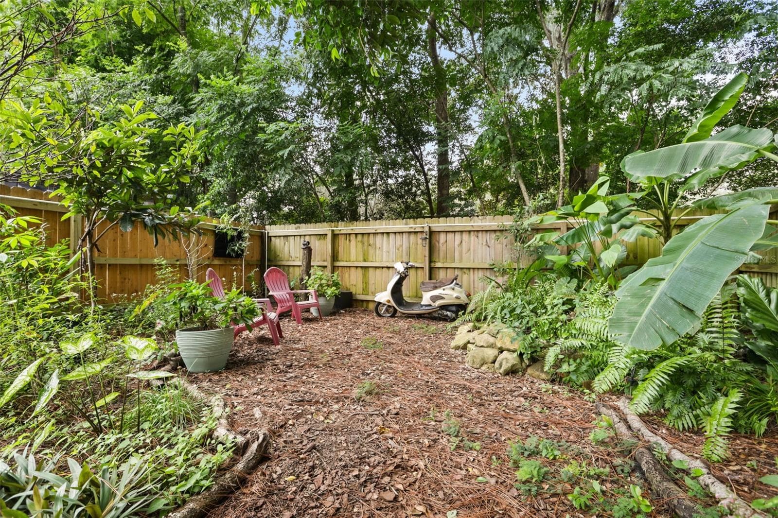 Private Garden Oasis - 104 WILD FERN DR, LONGWOOD