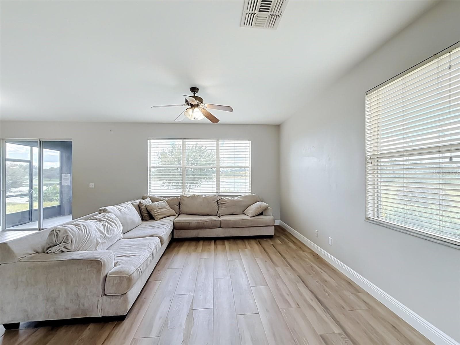 Living room with lake views through the rear windows - 852 N JACKS LAKE RD, CLERMONT