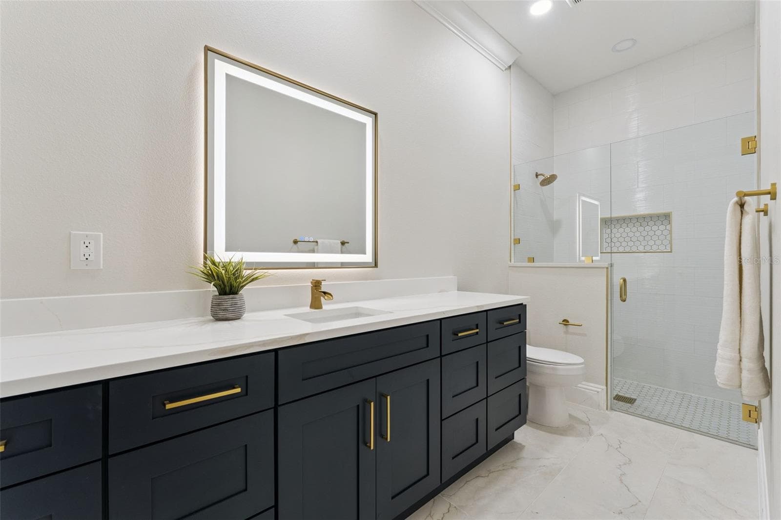 BATHROOM #3 - 1614 JEANETTE ST, APOPKA