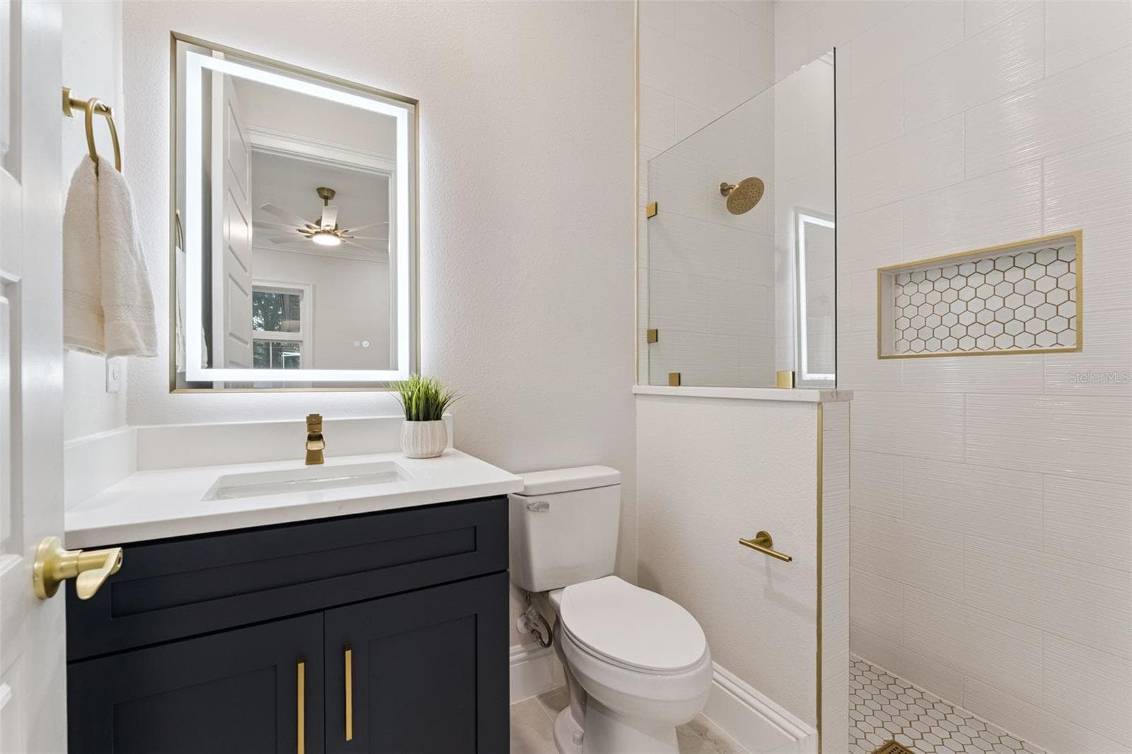 BATHROOM #4 - 1614 JEANETTE ST, APOPKA