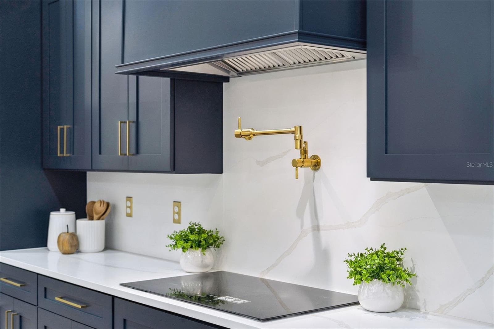 CALACATA GOLD QUARTZ BACKSPLASH - 1614 JEANETTE ST, APOPKA