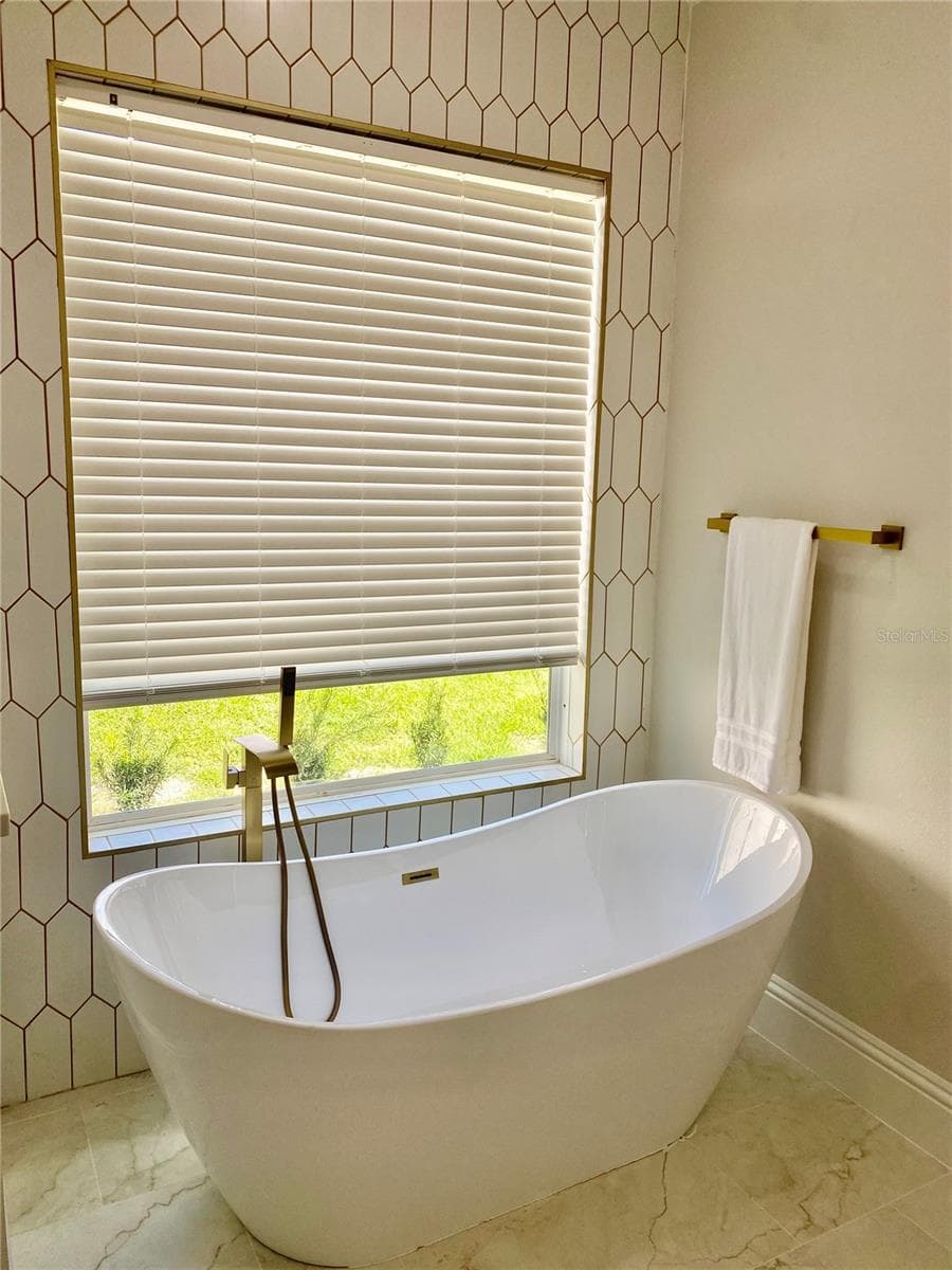 Self Standing Soaking Tub - 1614 JEANETTE ST, APOPKA