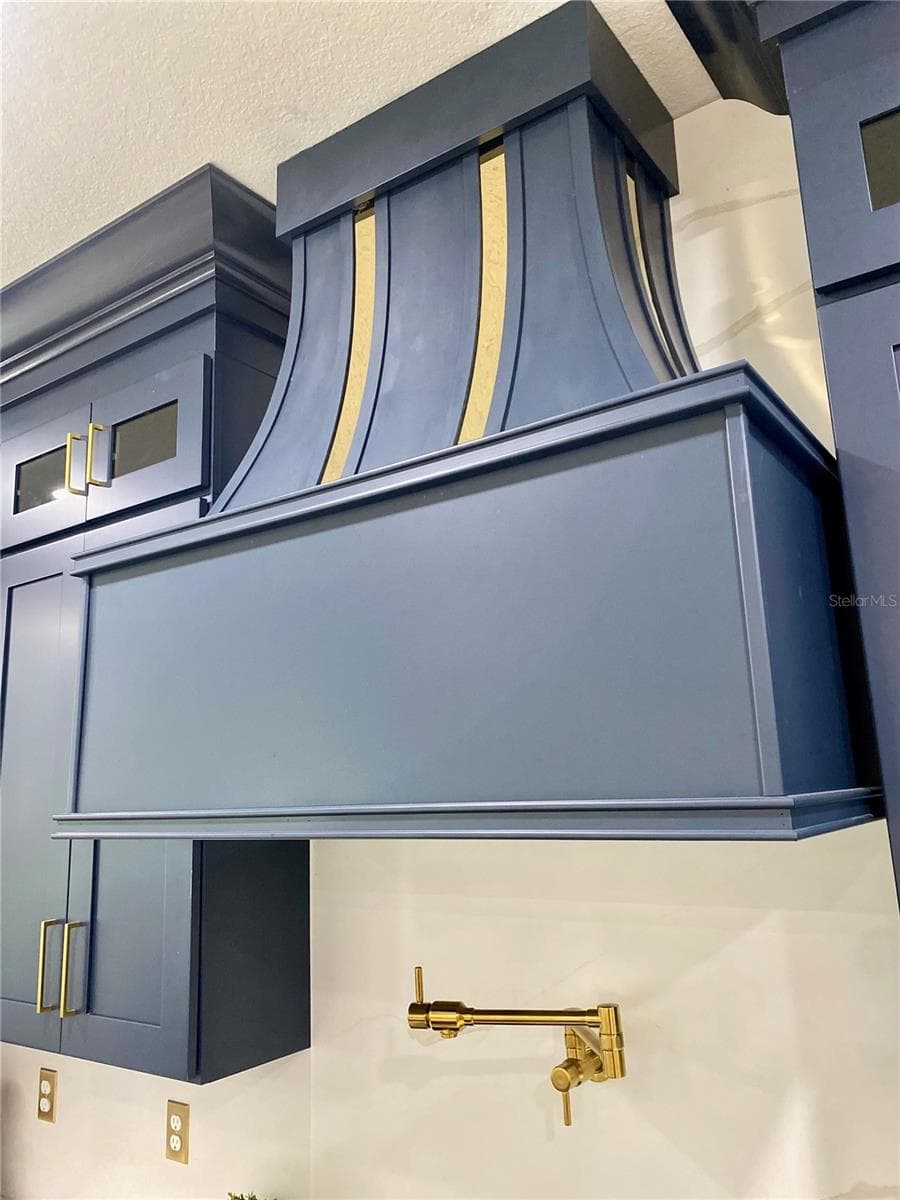 GORGEOUS CUSTOM KITCHEN BELL HOOD - 1614 JEANETTE ST, APOPKA
