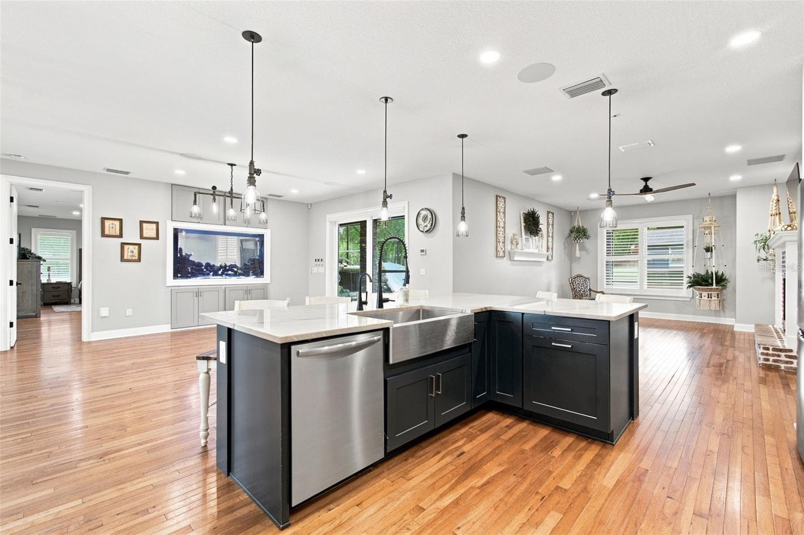 INCREDIBLE ISLAND SEATING - 14122 CHESTERFIELD TRL, HUDSON