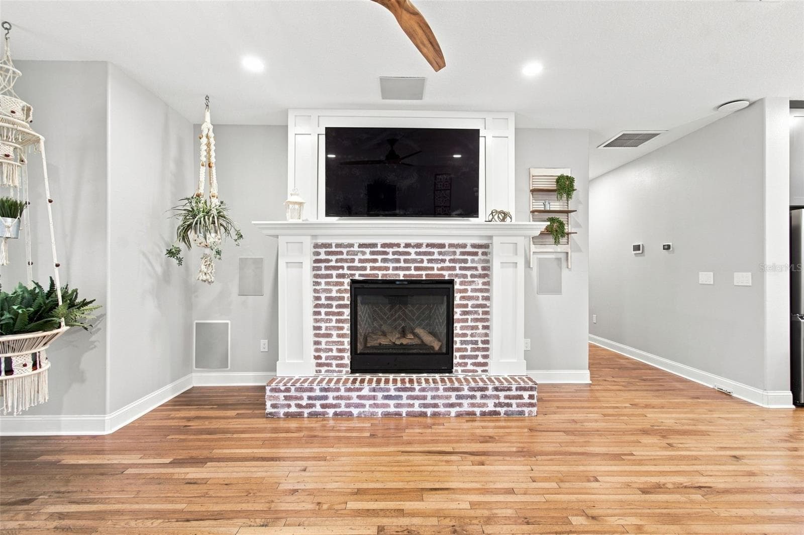 GAS FIREPLACE FOR COZY NIGHTS - 14122 CHESTERFIELD TRL, HUDSON