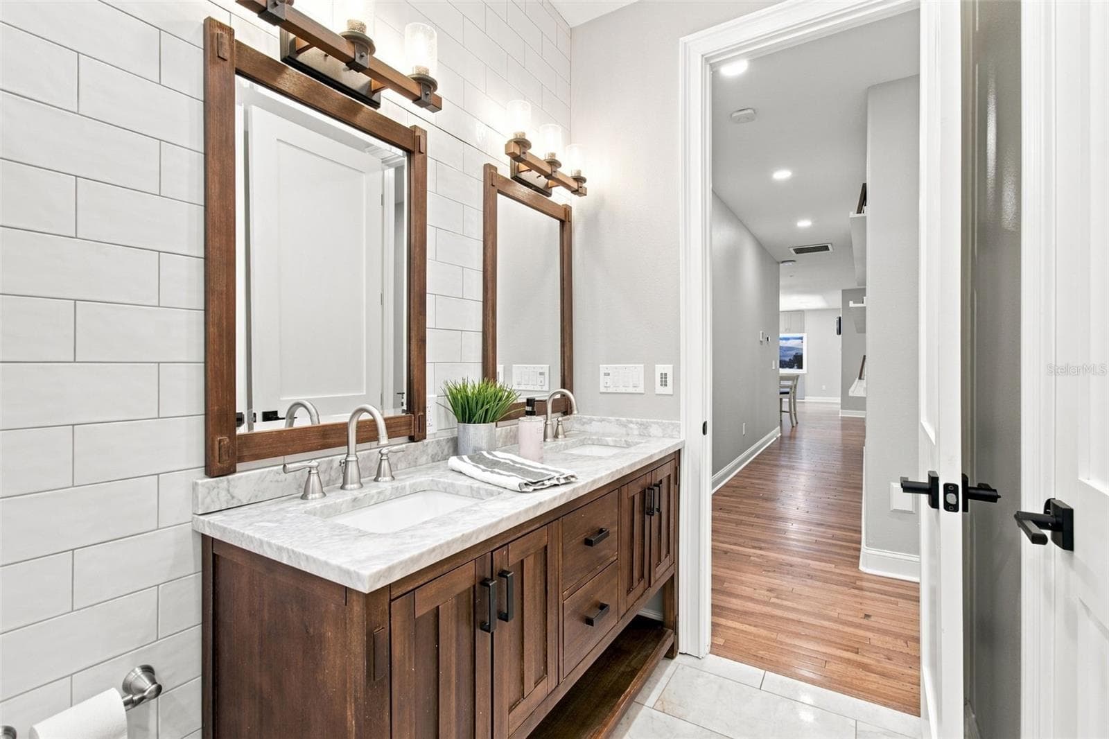 BATH 2 DUAL VANITIES - 14122 CHESTERFIELD TRL, HUDSON