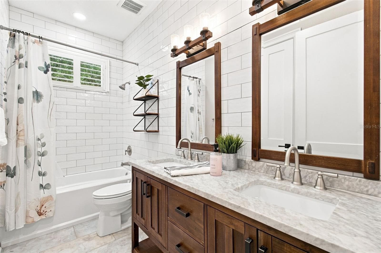 BATH 2 SUBWAY TILE TUB/SHOWER COMBO - 14122 CHESTERFIELD TRL, HUDSON