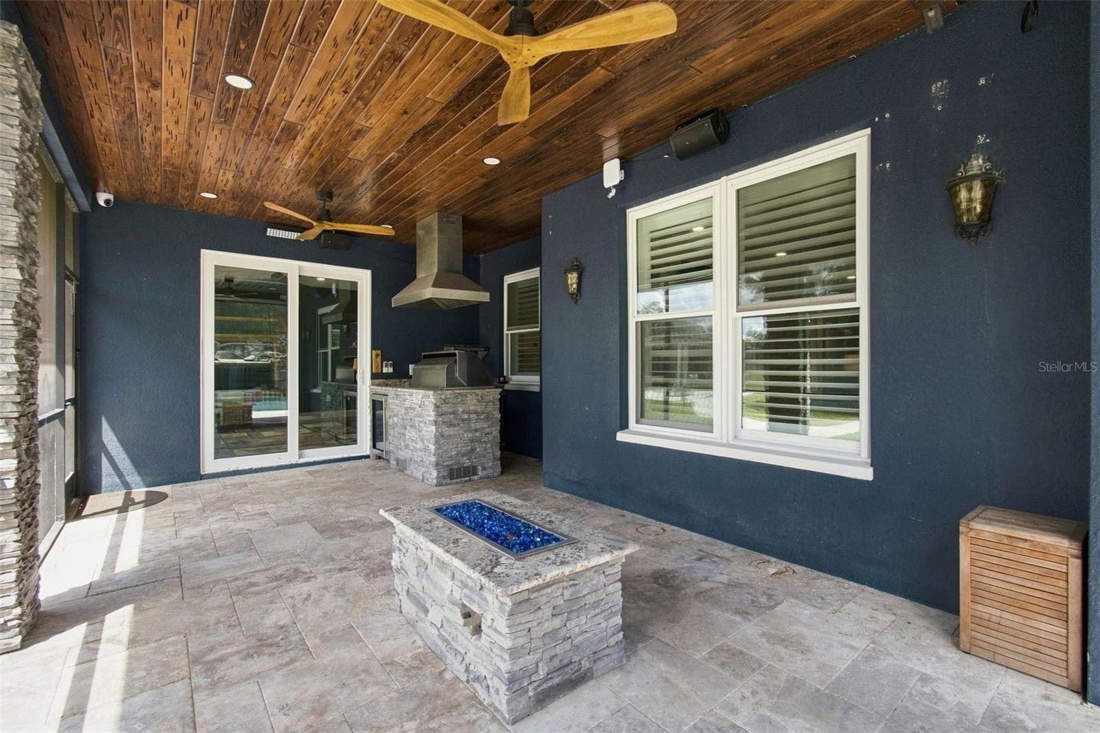 LANAI FIREPIT FOR CHILLY EVENINGS - 14122 CHESTERFIELD TRL, HUDSON