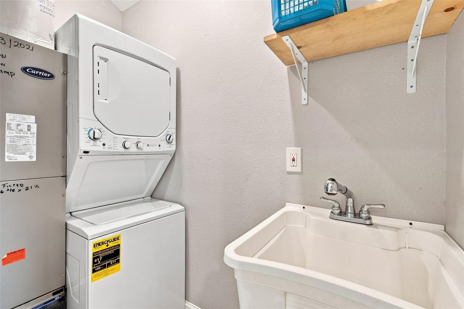 LAUNDRY ROOM WITH W/D AND SINK - 14122 CHESTERFIELD TRL, HUDSON