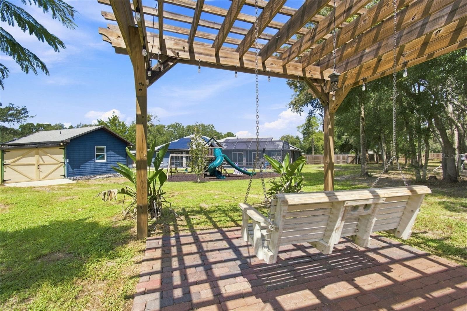 BEAUTIFUL PRIVATE PERGULA SWING - 14122 CHESTERFIELD TRL, HUDSON