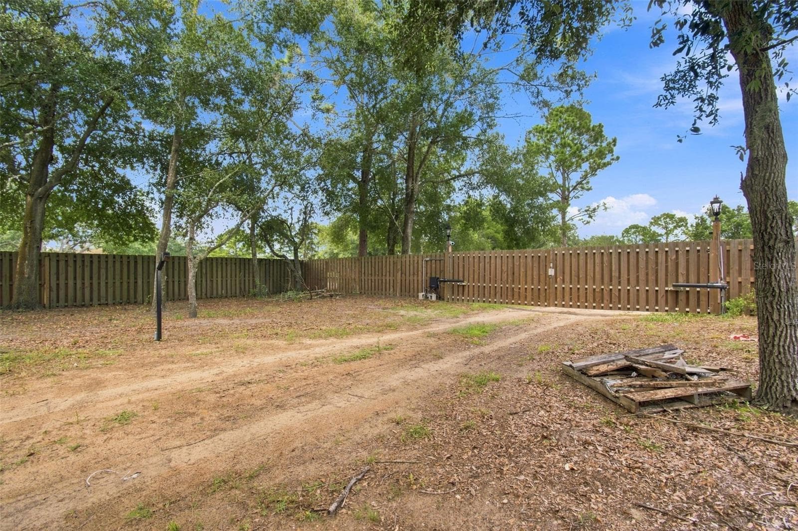 EXTRA LOT WITH ELECTRONIC GATE - 14122 CHESTERFIELD TRL, HUDSON