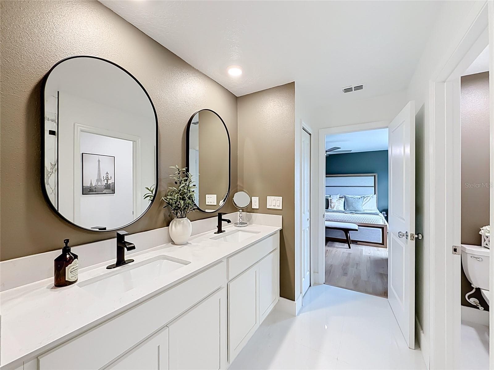 MASTER BATHROOM - 7542 HEADWATERS CT, GROVELAND
