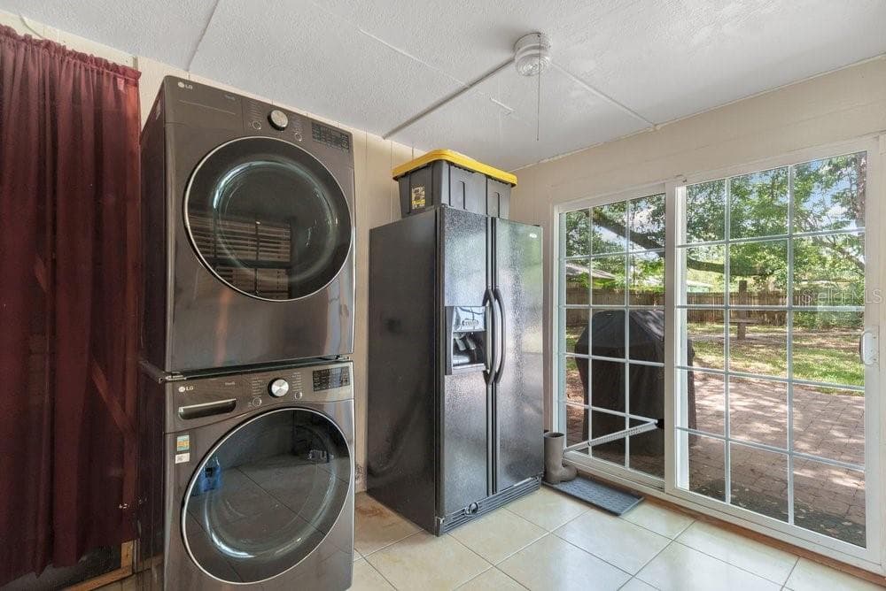 Indoor Laundry and Extra Fridge - 2829 LAKE MARGARET DR, ORLANDO