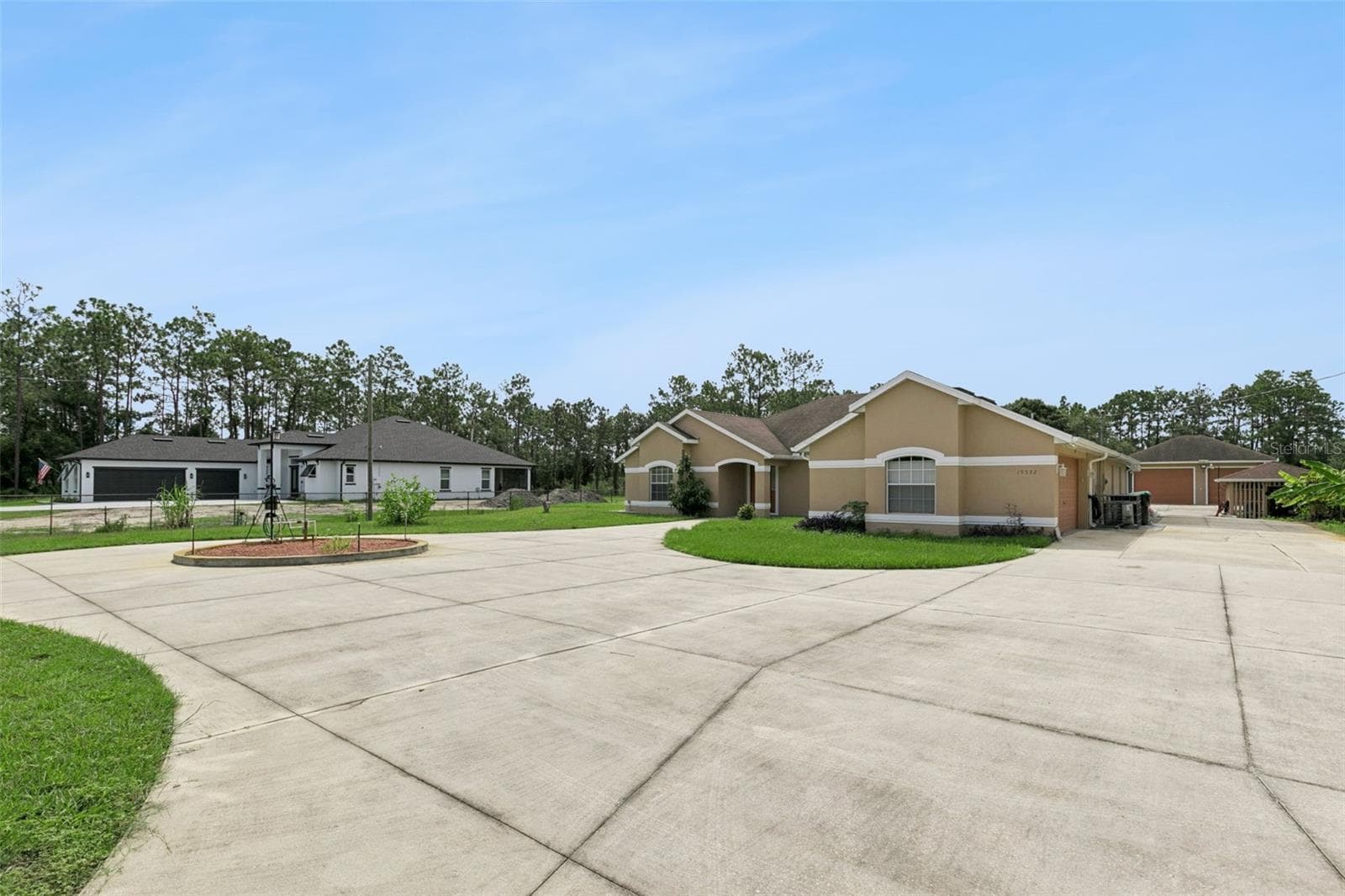 Expansive concrete driveway - 19532 SHELDON ST, ORLANDO