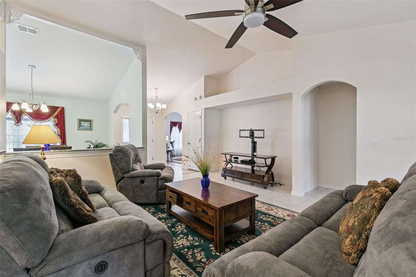 Family room with fan - 19532 SHELDON ST, ORLANDO