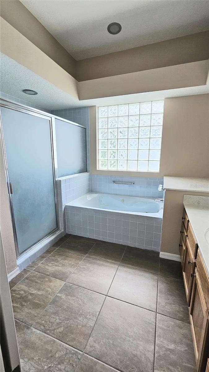 Soaking Tub & Separate Walk In Shower - 730 SAN MARINO DR, THE VILLAGES