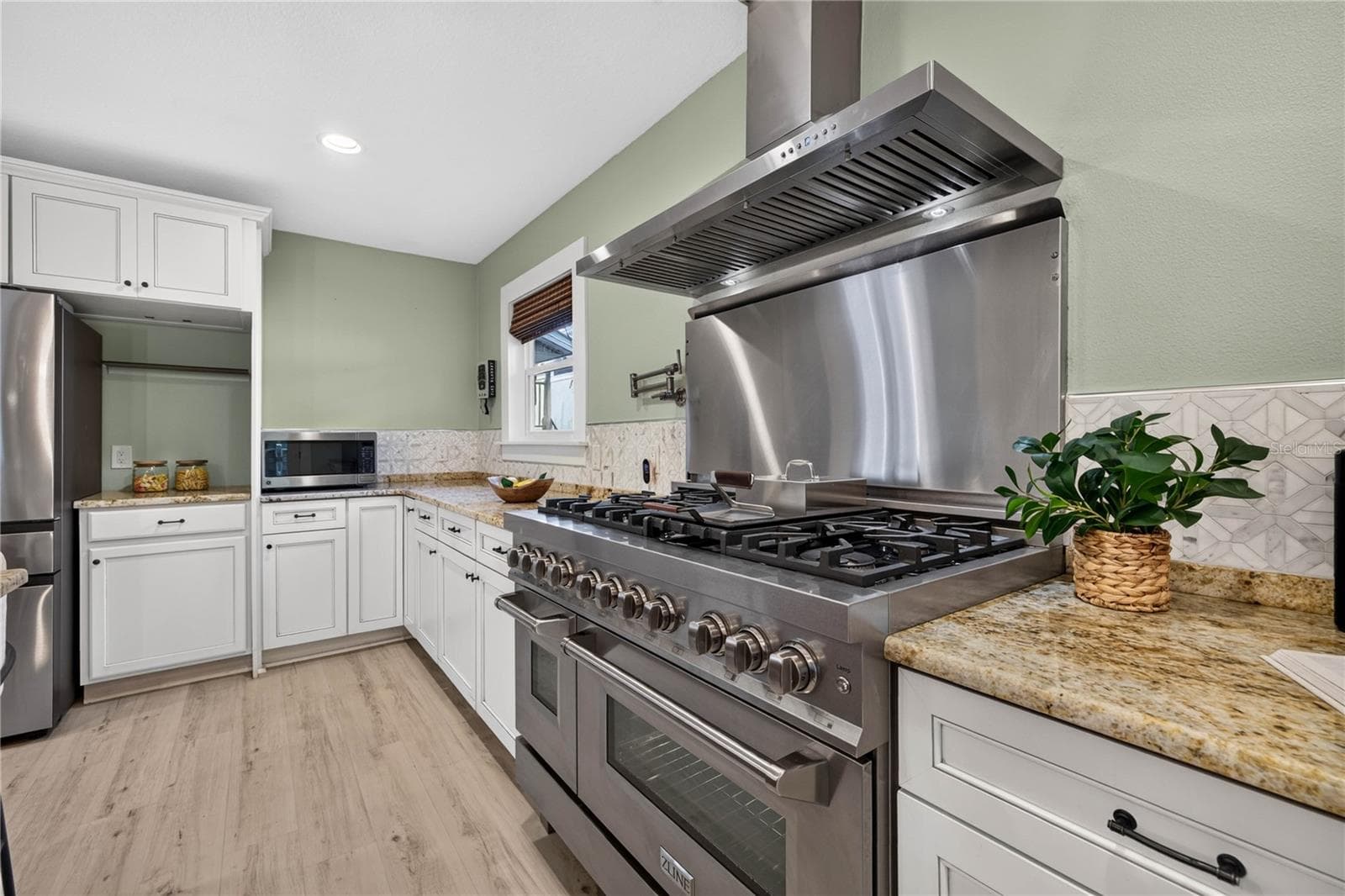 Kitchen - 2545 2ND AVE N, ST PETERSBURG