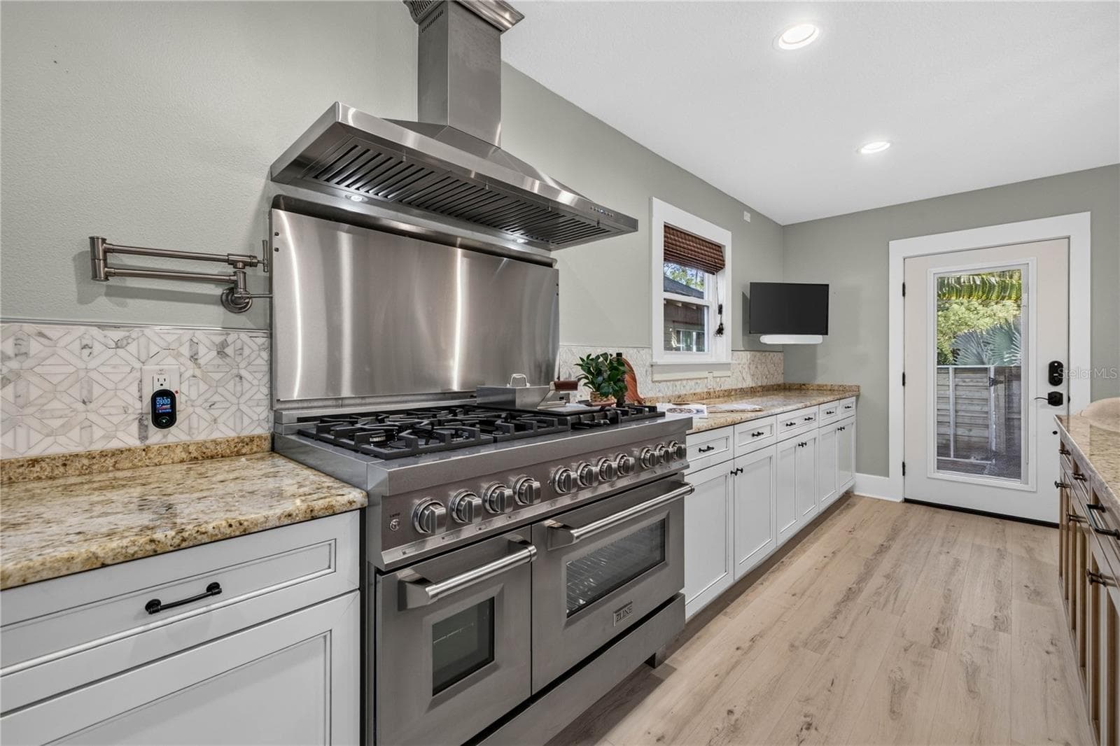 Kitchen - 2545 2ND AVE N, ST PETERSBURG