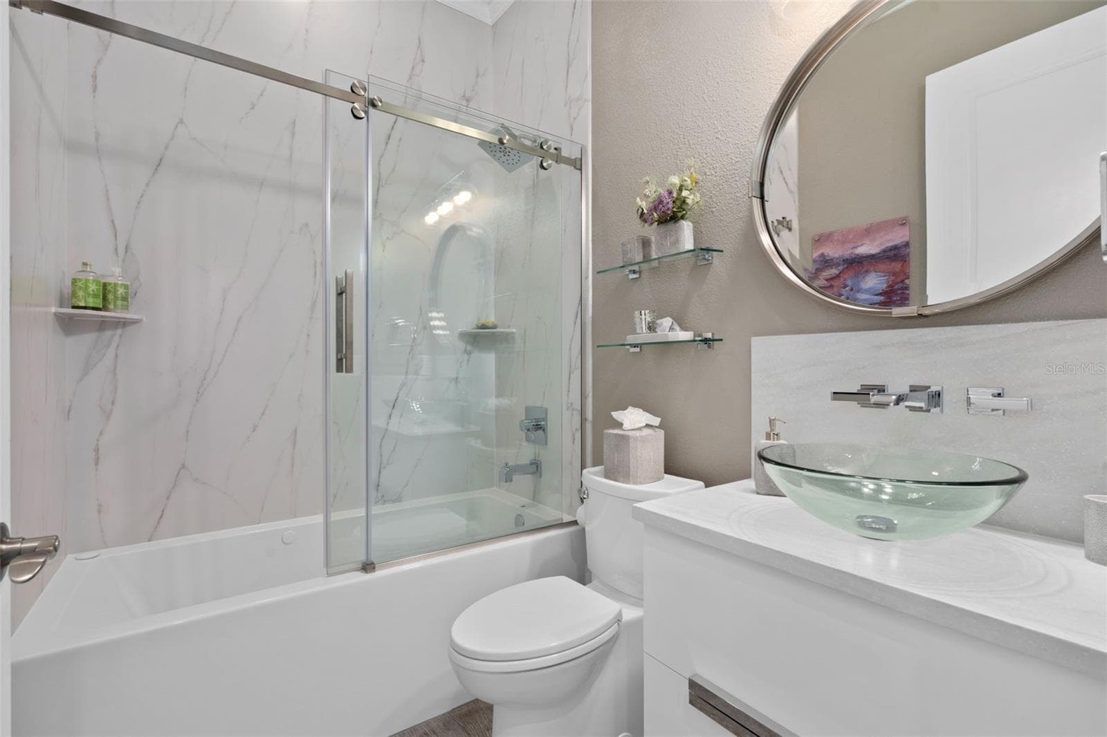The Remodeled bathroom 3 is adjacent to Bedroom 3. The jetted tub also has bubblers in the base and is longer than a typical tub for your comfort. A stunning vanity, vessel sink and accessories adds the finishing touches. - 1279 ZEEK RIDGE ST, CLERMONT