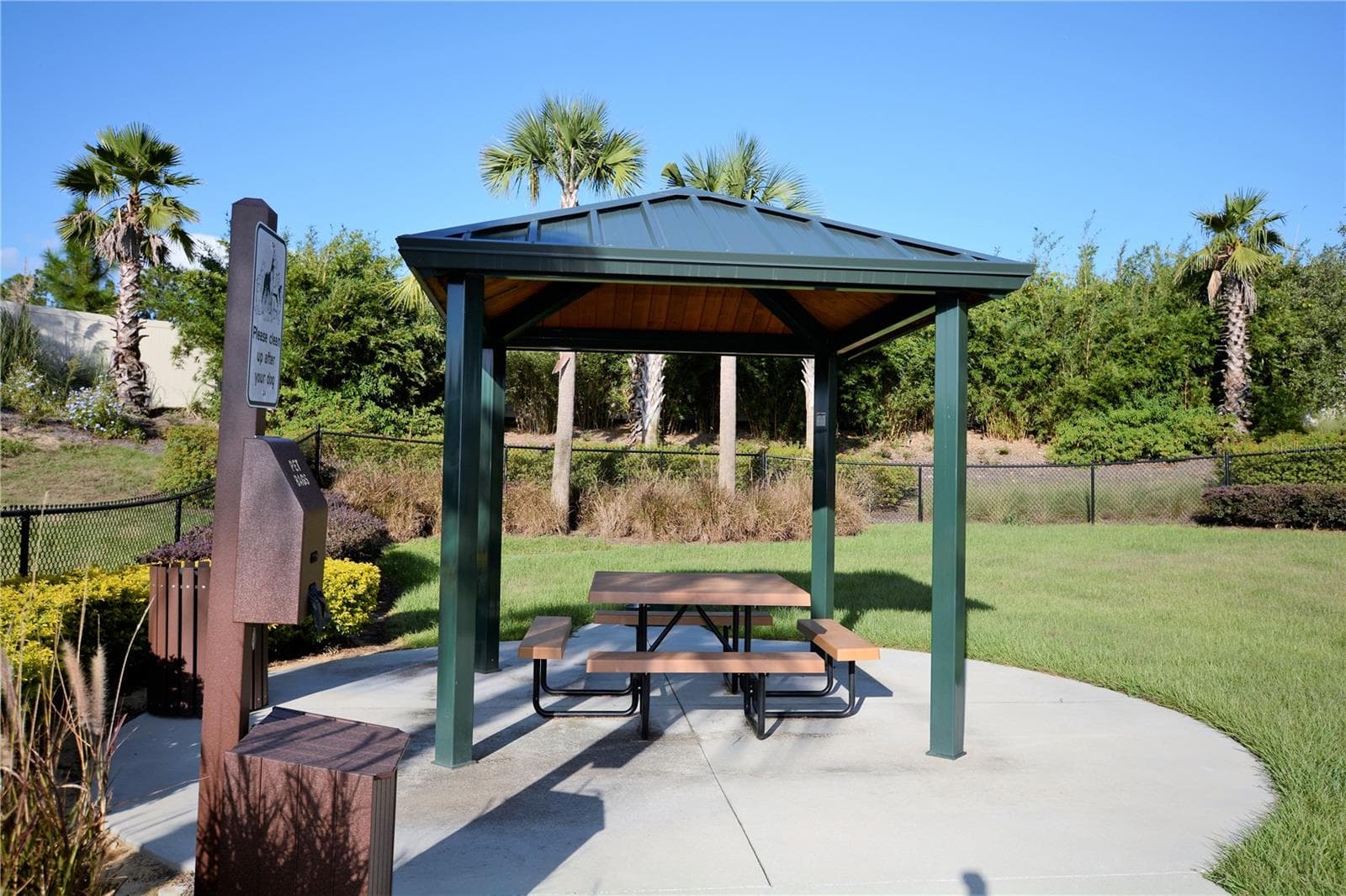 Where the Parents hang out while the Pup's have a great time. - 1279 ZEEK RIDGE ST, CLERMONT