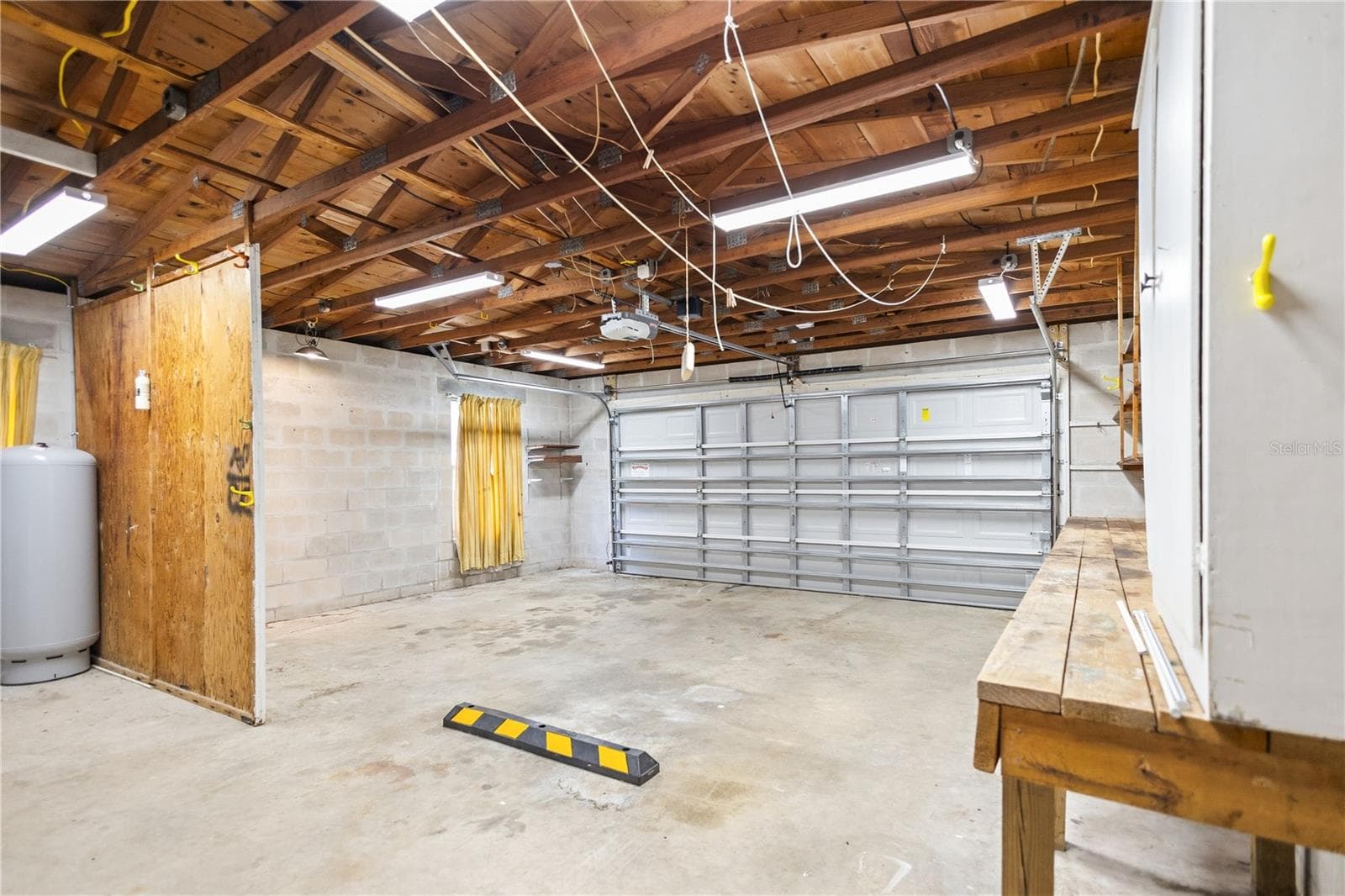 Garage - WILLISTON HIGHLANDS, WILLISTON