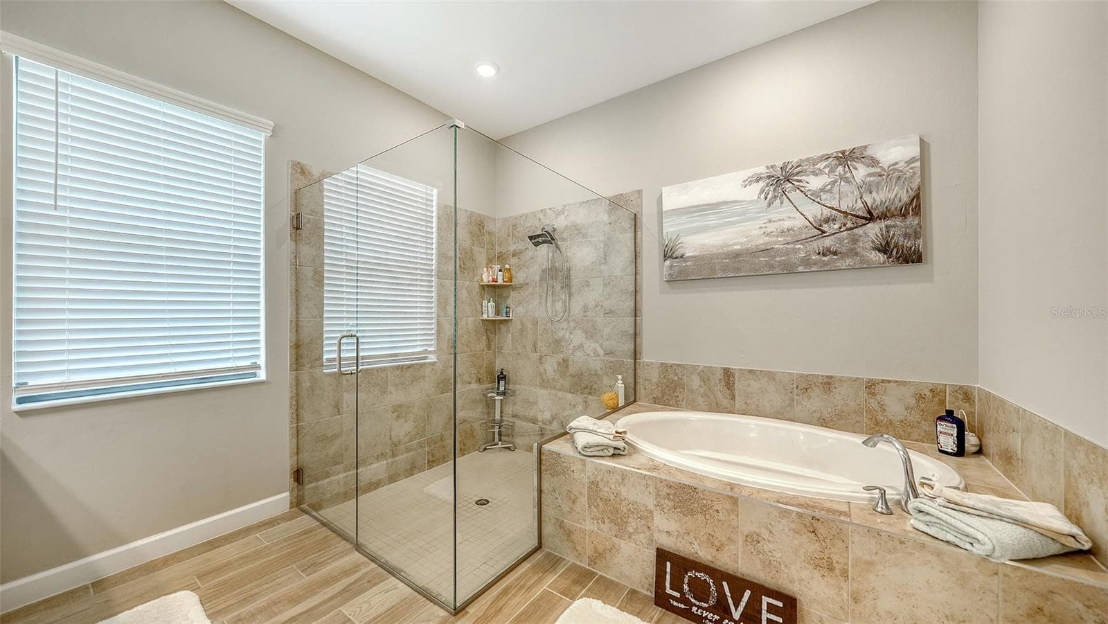 Grand Master Bath - 4915 SPARKLING SEA LN, BRADENTON