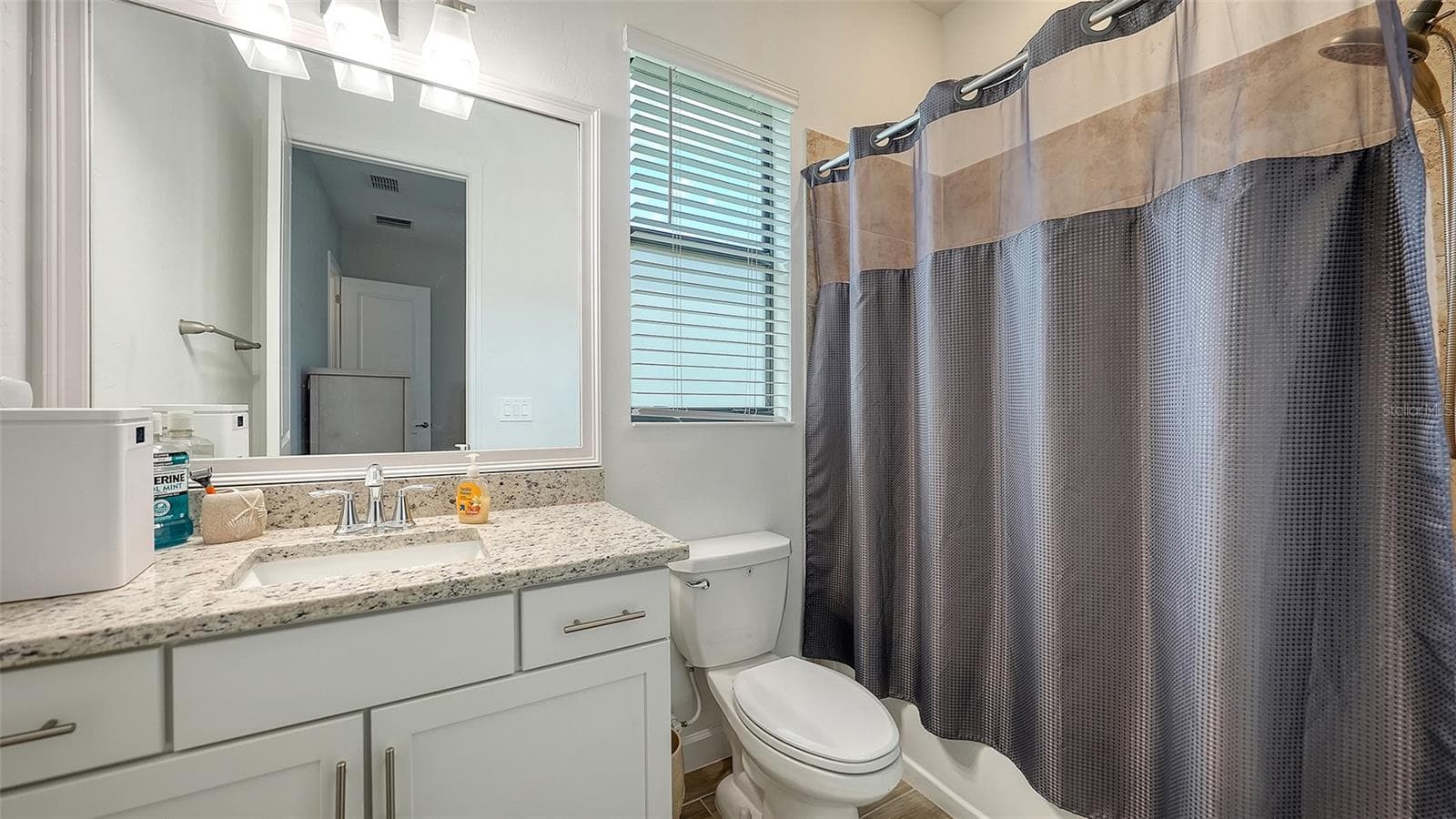 Guest Bath - 4915 SPARKLING SEA LN, BRADENTON