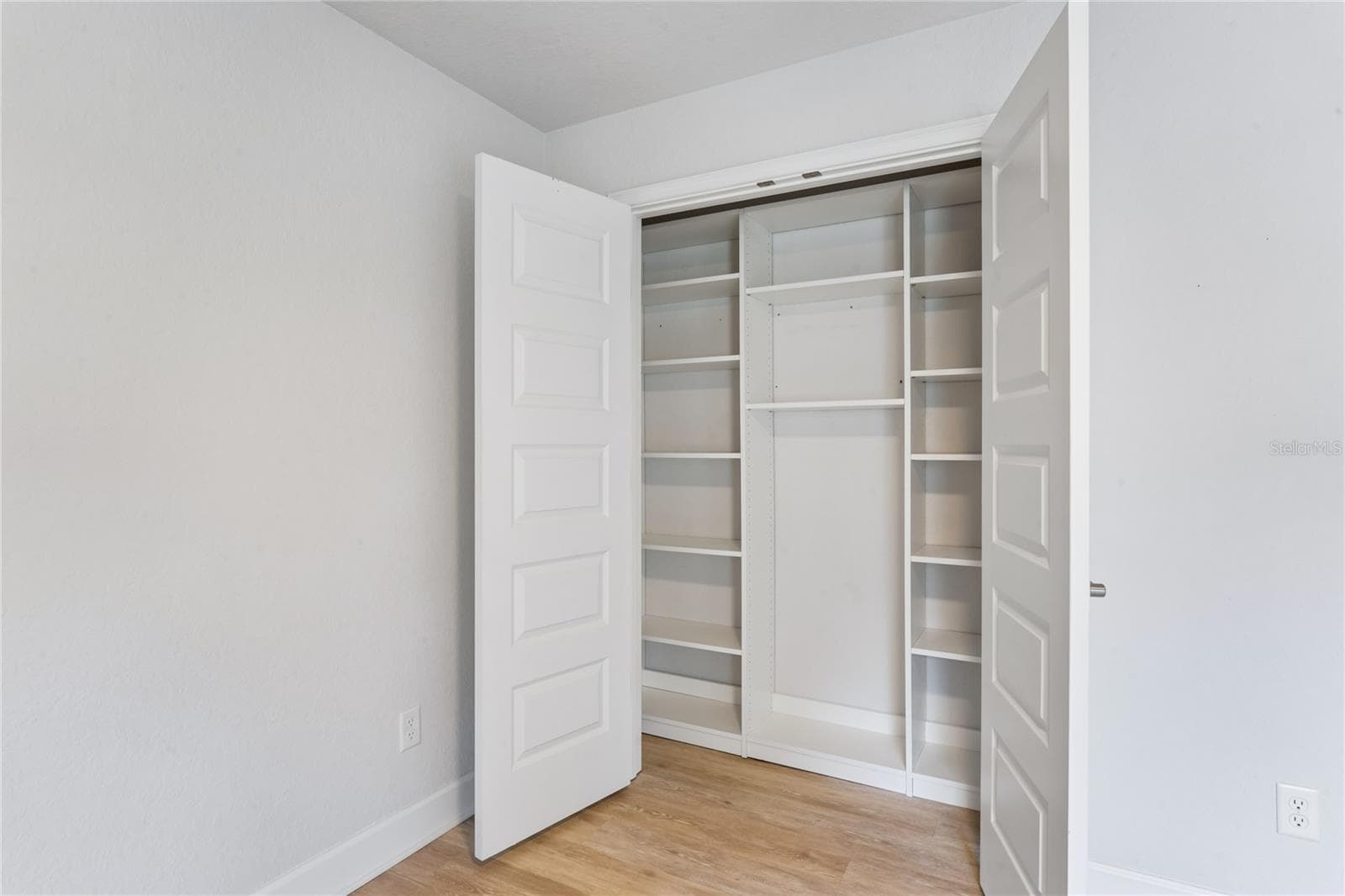 Custom shelving in every bedroom! - 145 LINDER DR, HOMOSASSA