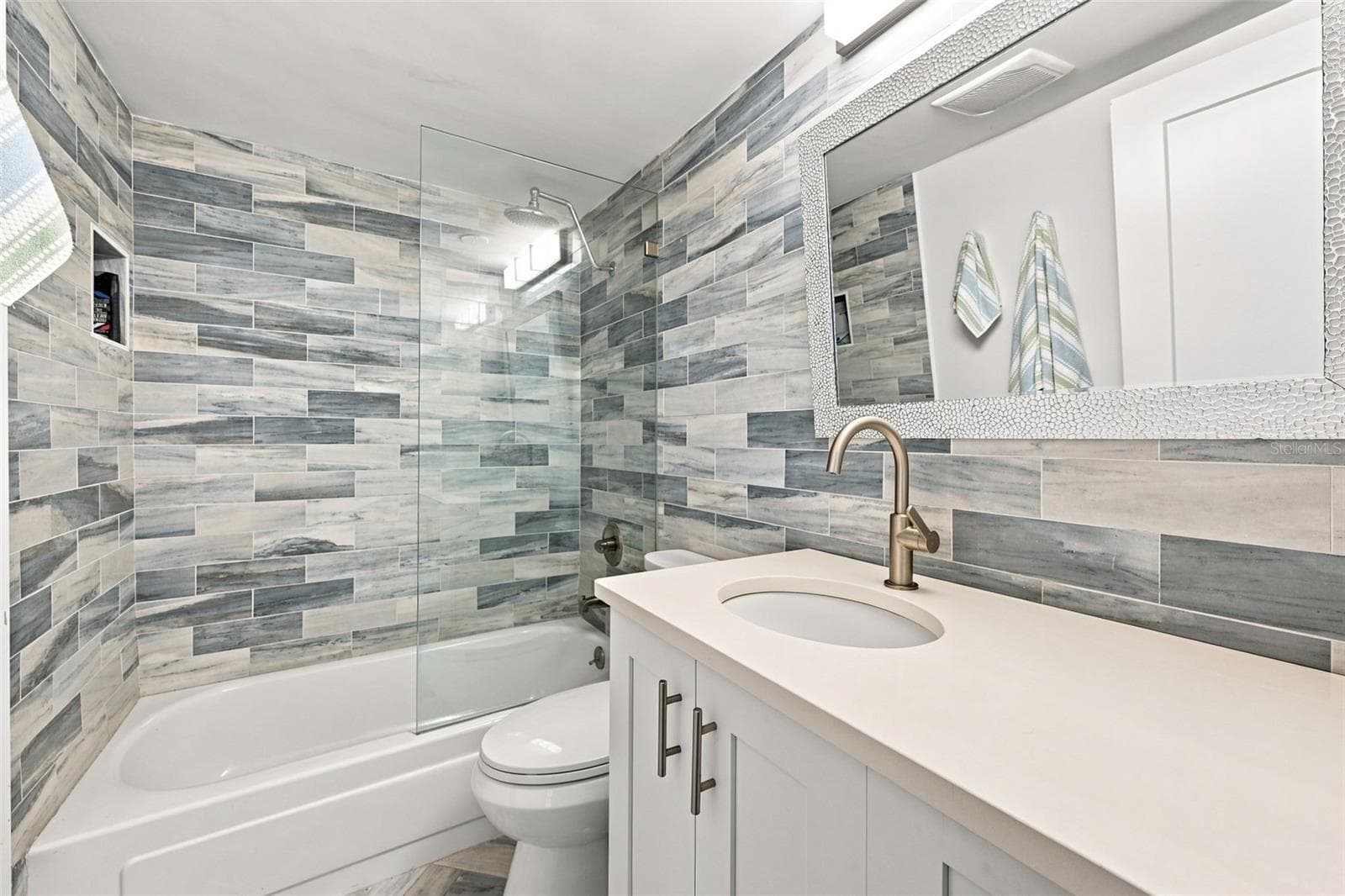 Beautiful guest bathroom with a shower tub combo - 1898 SHORE DR S #208, SOUTH PASADENA