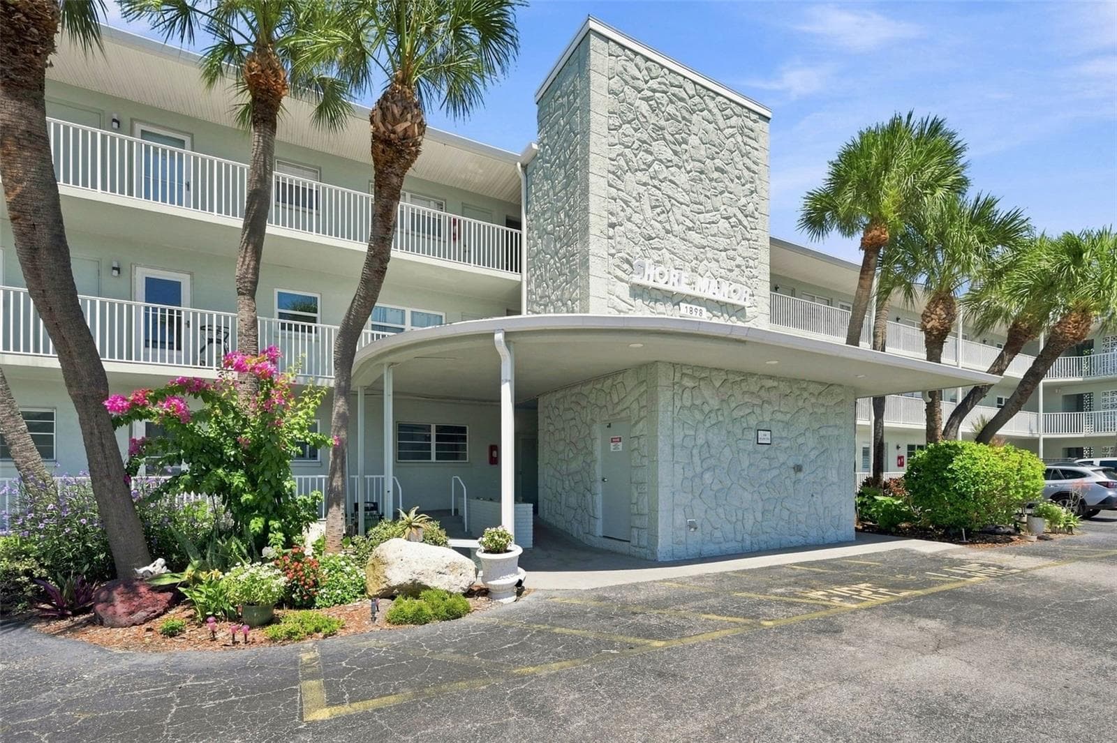 New landscaping & Parking lot paving coming soon! - 1898 SHORE DR S #208, SOUTH PASADENA