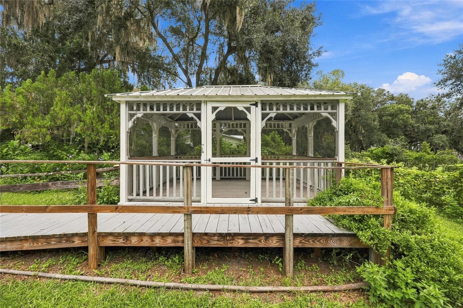 Screened Gazebo - 7217 NE 221ST ST, MELROSE