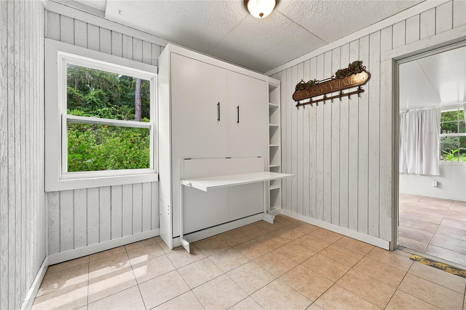 Murphy bed - 7217 NE 221ST ST, MELROSE