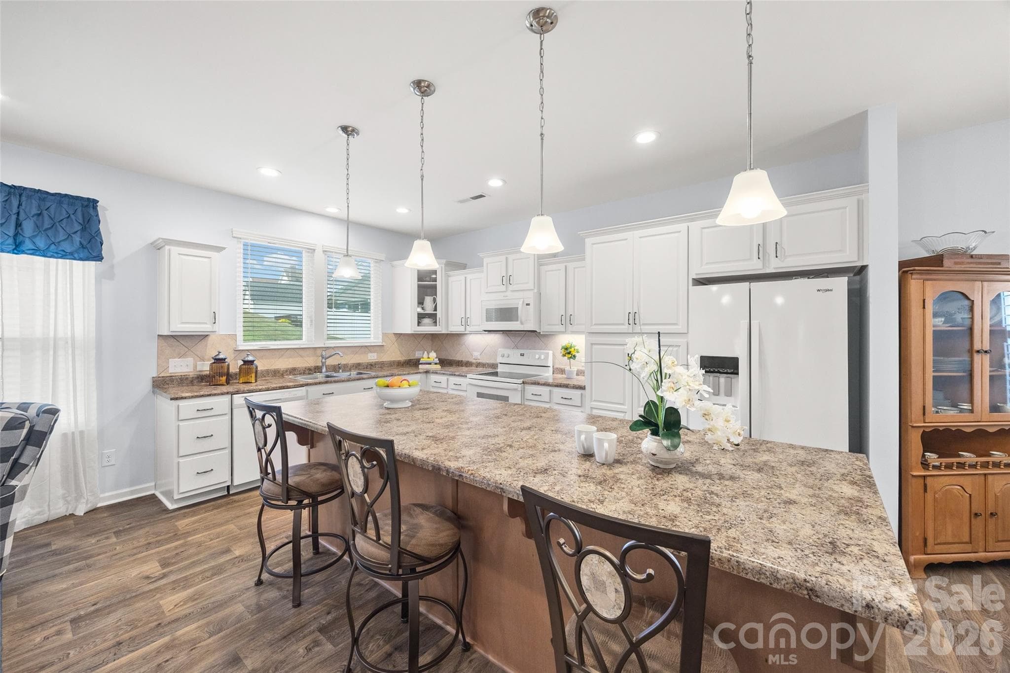 Large island in kitchen - 22444 Gateway Drive, Lancaster
