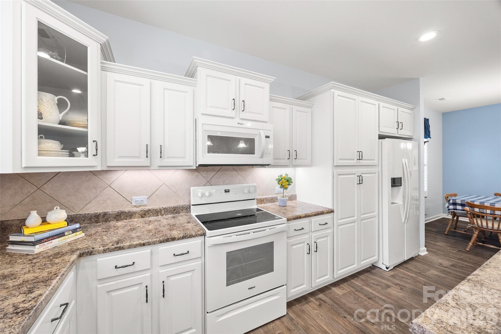 Bright kitchen - 22444 Gateway Drive, Lancaster