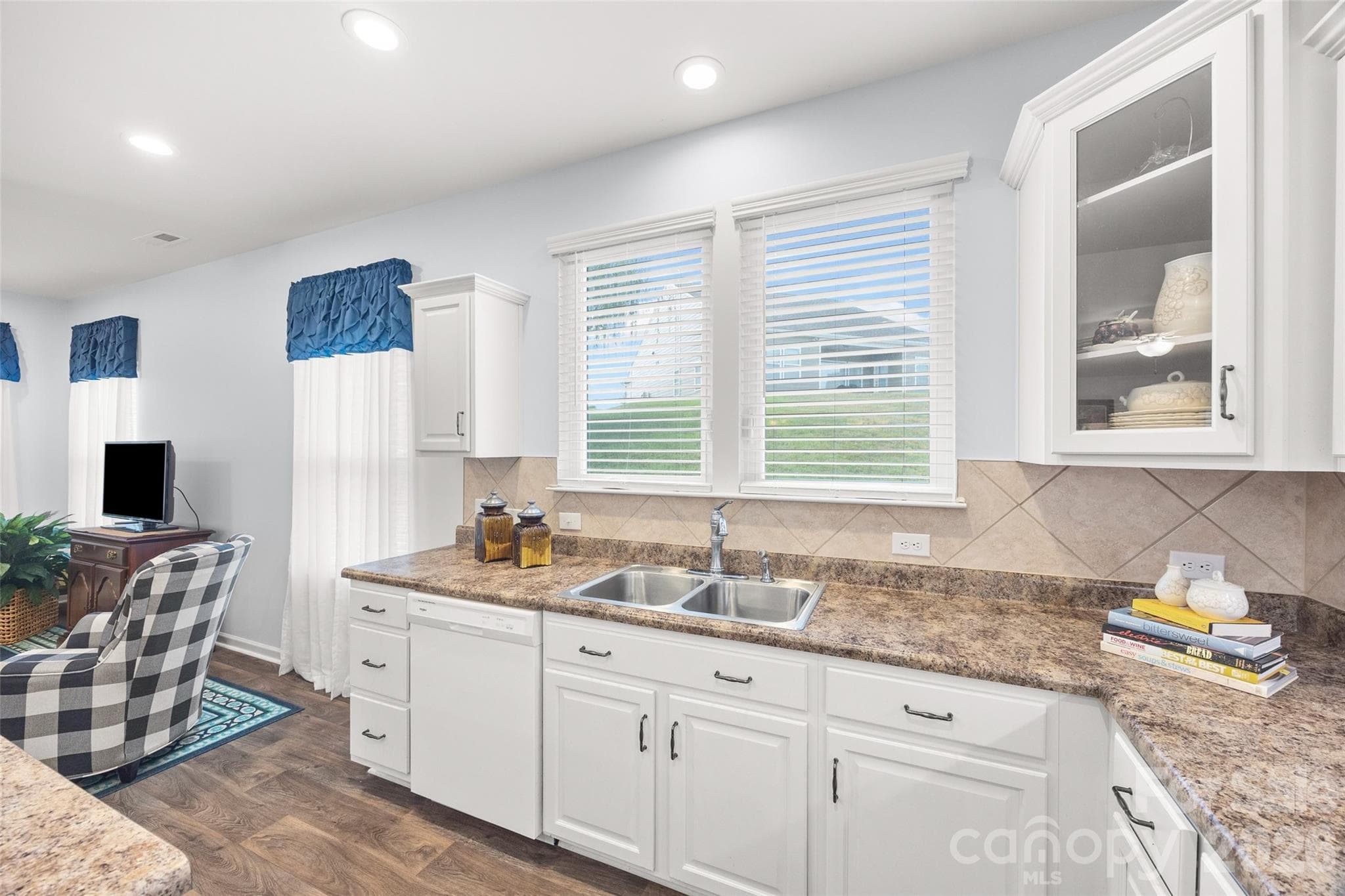 Kitchen sink w/ window - 22444 Gateway Drive, Lancaster