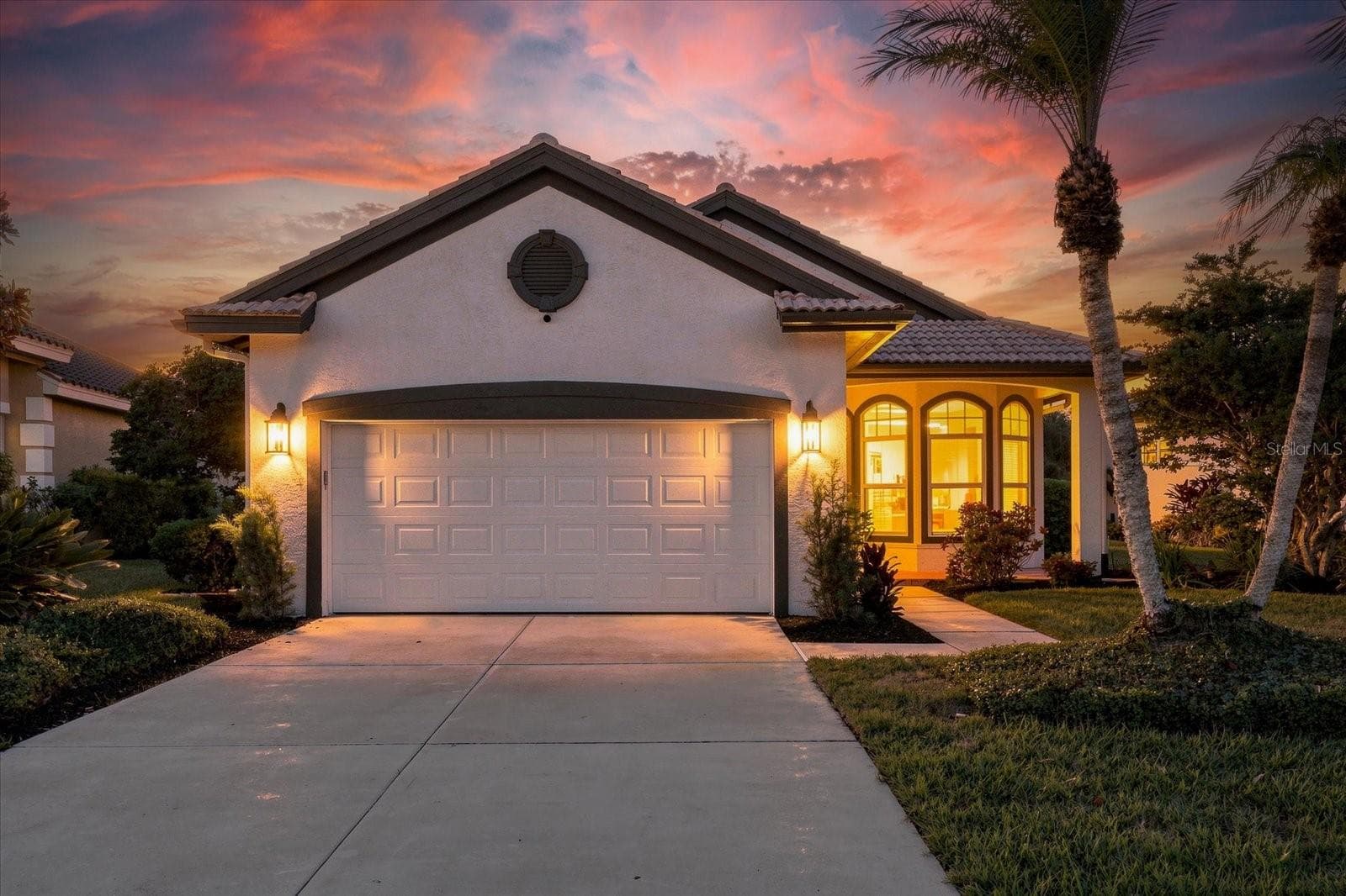 Single Family Residence at 10209 SILVERADO CIR, LAKEWOOD RANCH, photo 2 of 61