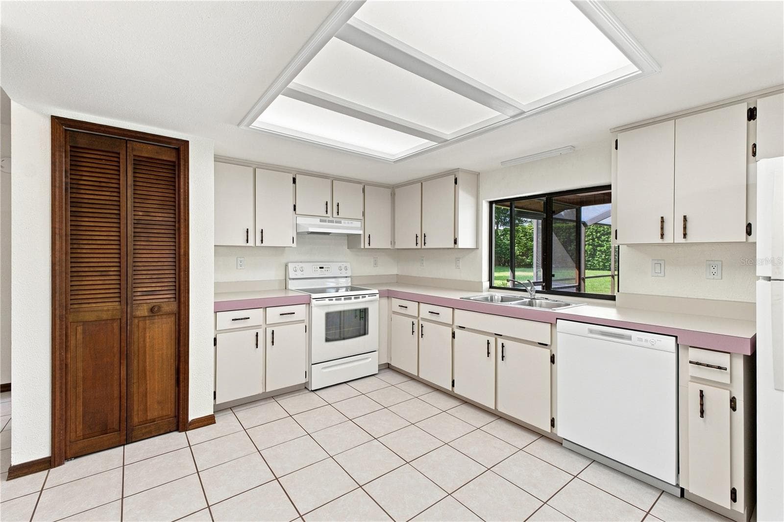 KITCHEN - 15125 WILLOWOOD LN, SPRING HILL