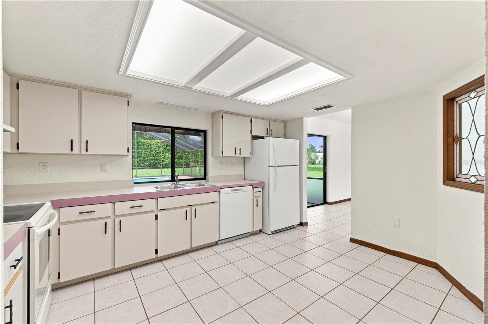 KITCHEN - 15125 WILLOWOOD LN, SPRING HILL