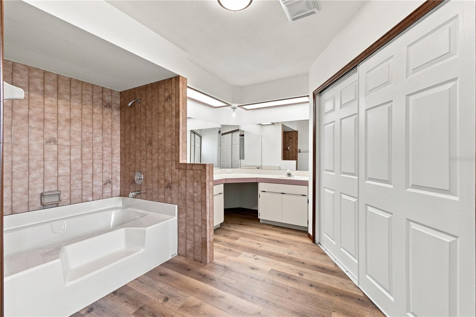 PRIMARY SUITE - 15125 WILLOWOOD LN, SPRING HILL