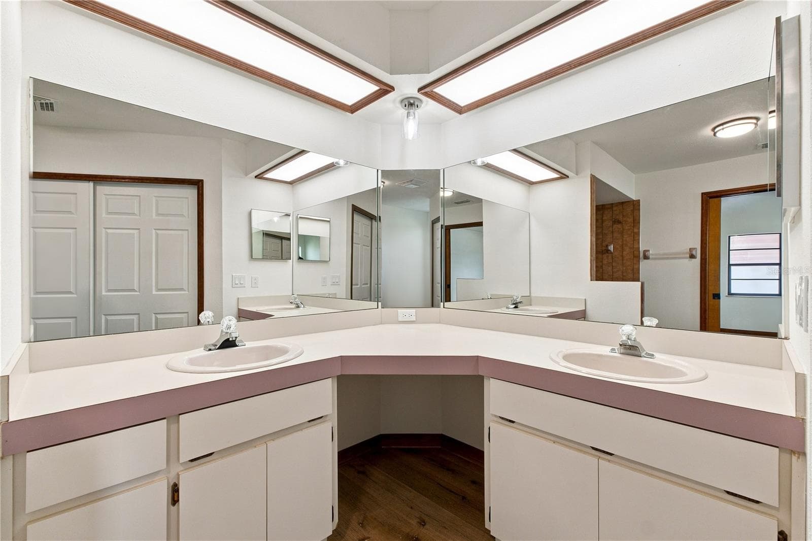 PRIMARY SUITE - 15125 WILLOWOOD LN, SPRING HILL