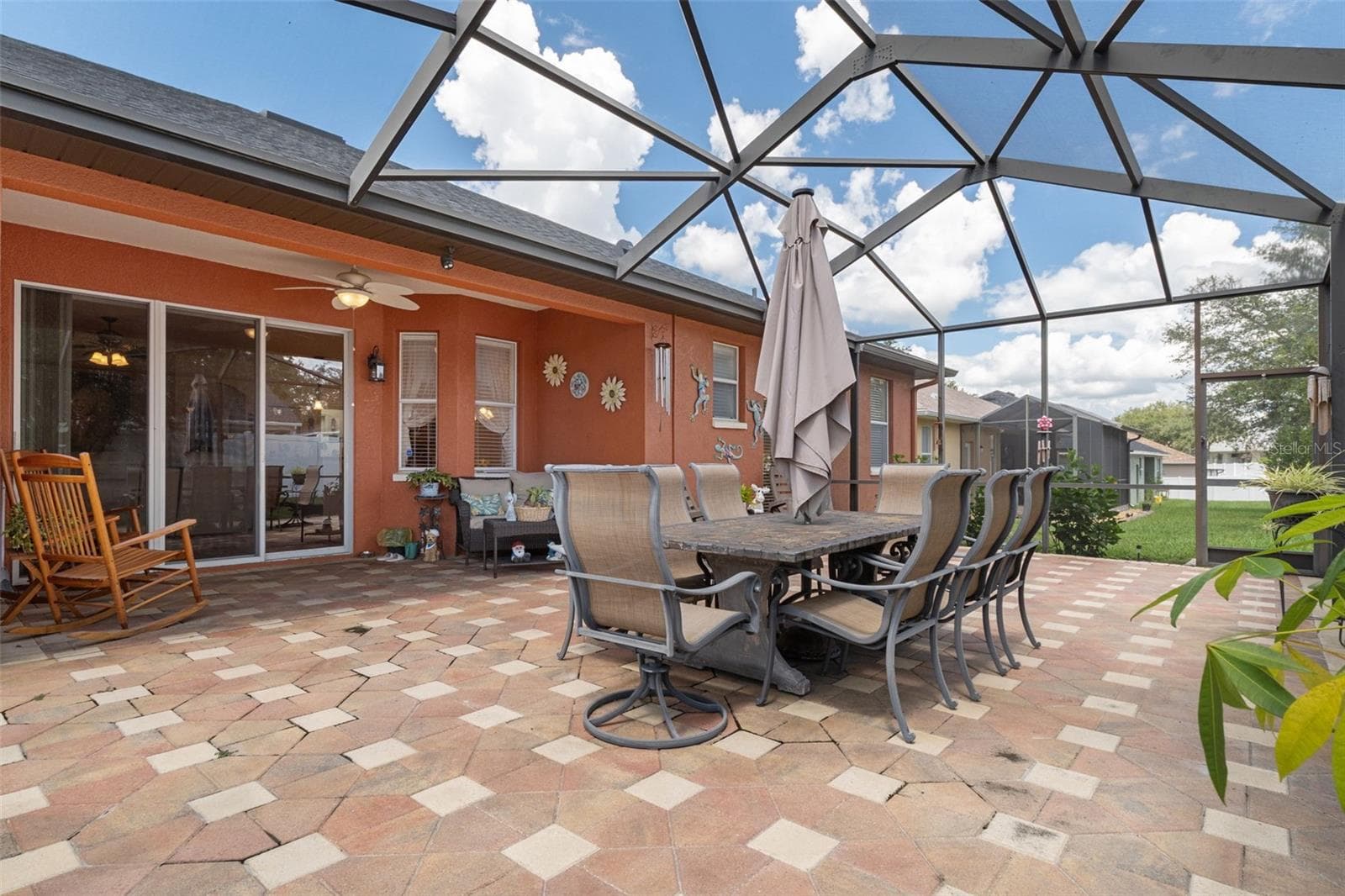 Come sit down and enjoy dining outdoors - 14056 LEYBOURNE WAY, SPRING HILL
